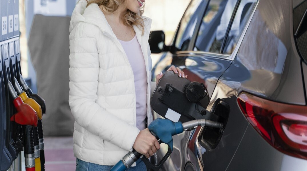 Γυναίκα βάζει βενζίνη στο αυτοκίνητο