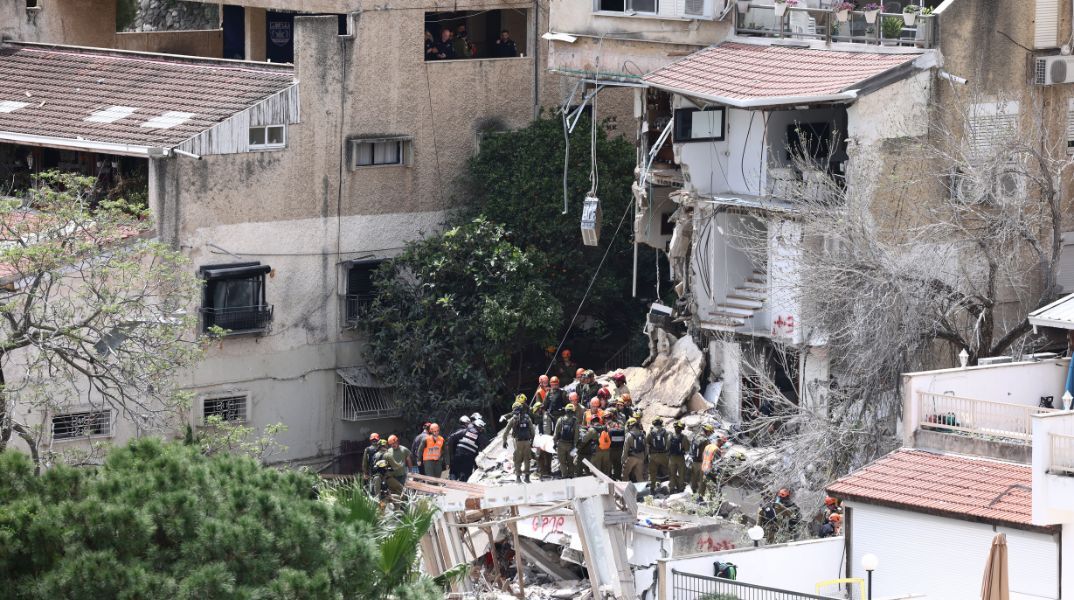Ισραήλ: Τέσσερις νεκροί ανασύρθηκαν από τα ερείπια πολυκατοικίας στη Χάιφα μετά από ιρανικό πλήγμα - Συνεχίζονται οι έρευνες για πιθανά θύματα