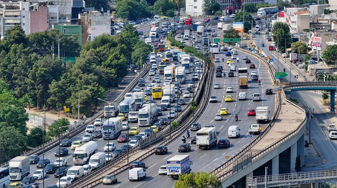 Αυτοκίνητα μποτιλιαρισμένα στον Κηφισό