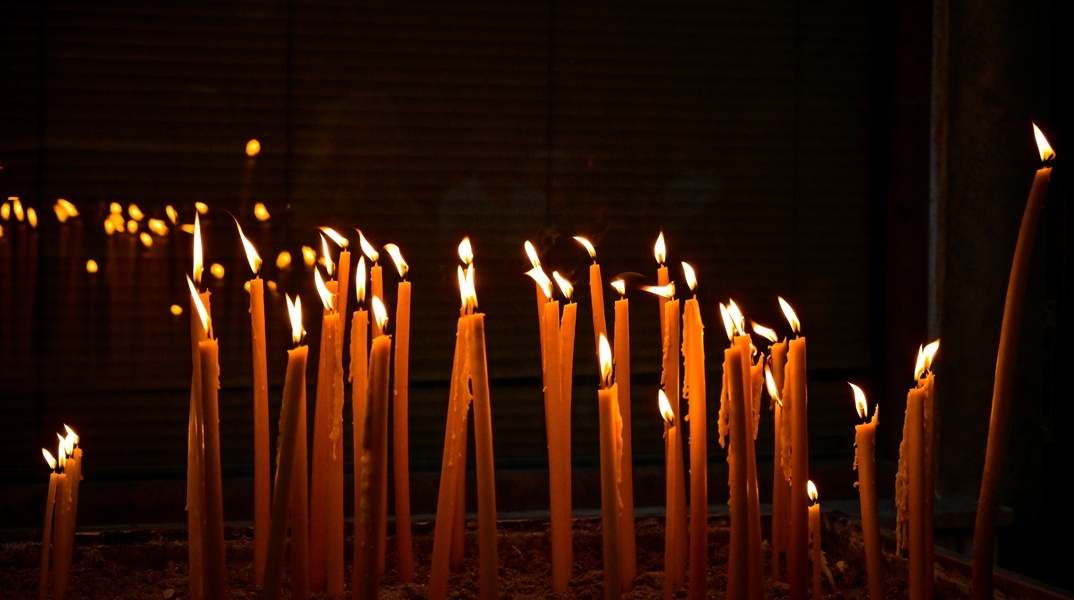 Κεριά σε εκκλησία