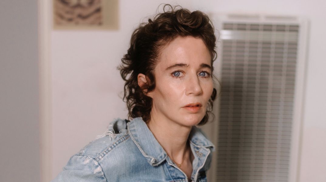 H Μιράντα Τζουλάι έρχεται από το Λος Άντζελες στην Αθήνα και μας προκαλεί να ξανασκεφτούμε τον θεσμό του γάμου και της οικογένειας