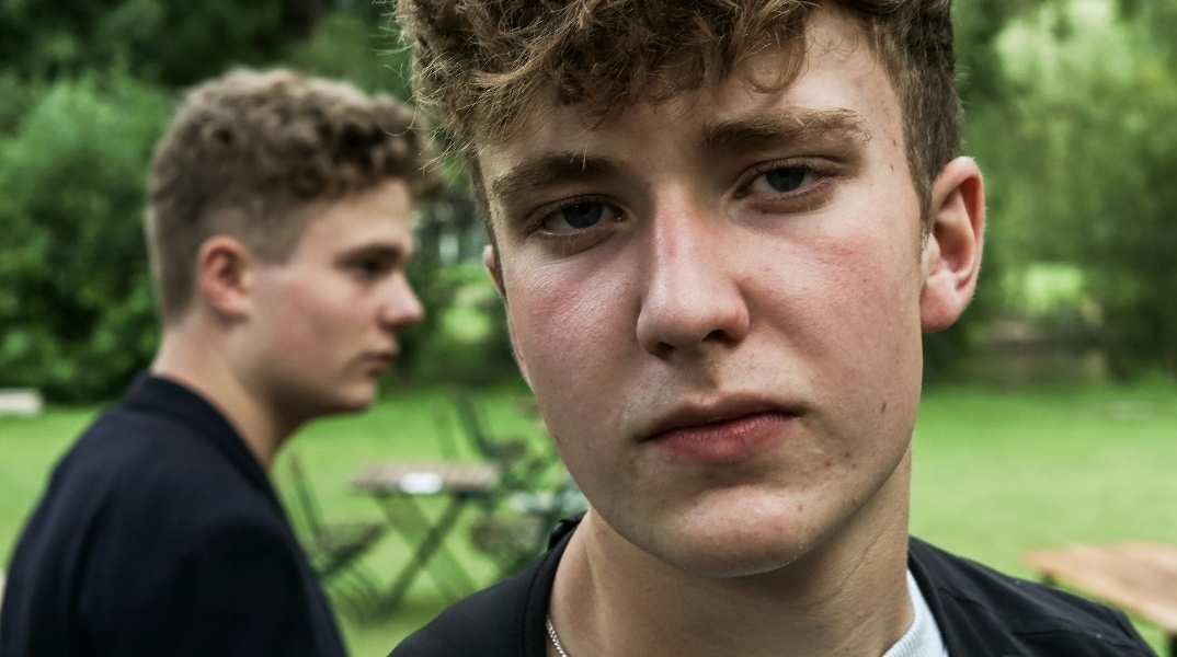 Τι συμβαίνει με τα νεαρά αγόρια στο Ηνωμένο Βασίλειο και οι καθηγήτριες φοβούνται να μπουν στην τάξη; 