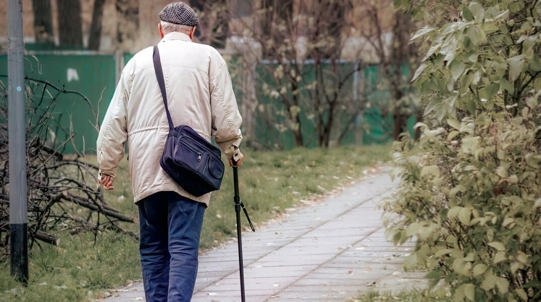 Συνταξιούχος με μπαστούνι σε πρωινή βόλτα