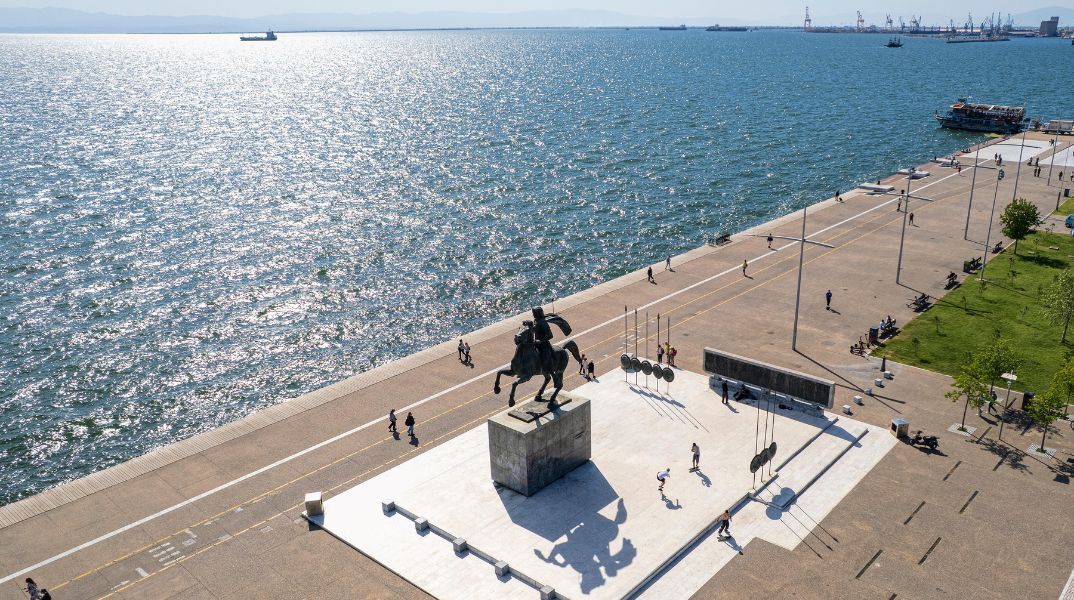 Η Θεσσαλονίκη κερδίζει τους τουρίστες με τη διασκέδαση, τη γαστρονομία και τη φιλοξενία της, παρά τα παράπονα για την καθαριότητα 