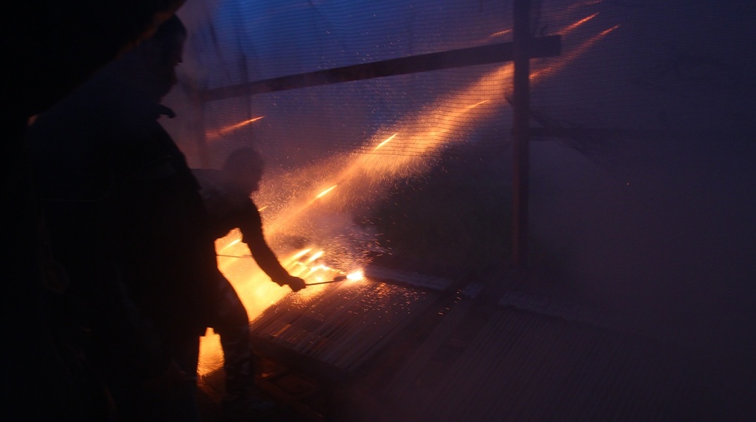 Άτομο ανάβει ρουκέτες στο Βροντάδο της Χίου