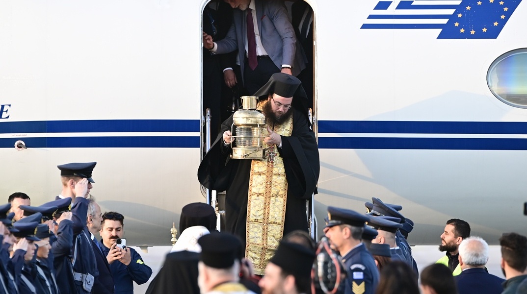 Στιγμιότυπο από τη μεταφορά του Αγίου Φωτός