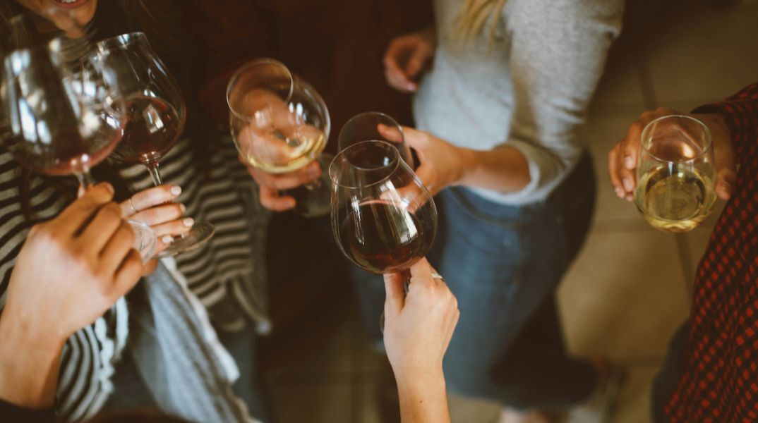 Γιατί το αλκοόλ μας κάνει να νιώθουμε κάθε φορά αλλιώς - Μας χαλαρώνει και μας διαλύει