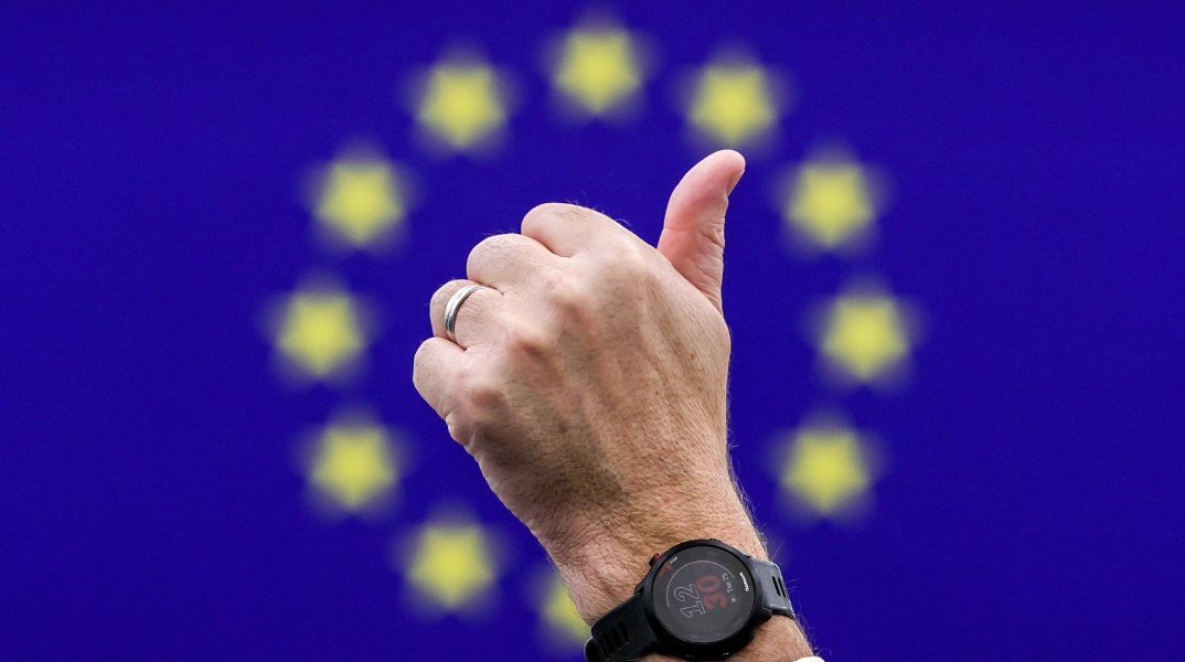 Η EY προβλέπει σταθερή ανάπτυξη για την Ελλάδα, με επενδύσεις και ζήτηση να στηρίζουν την οικονομία, παρά τις διεθνείς πιέσεις και τον υψηλό πληθωρισμό.