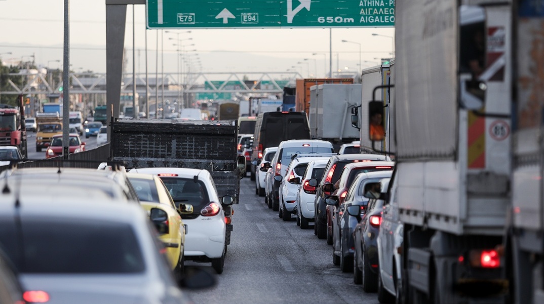 Αυτοκίνητα κολλημένα στην κίνηση στον Κηφισό