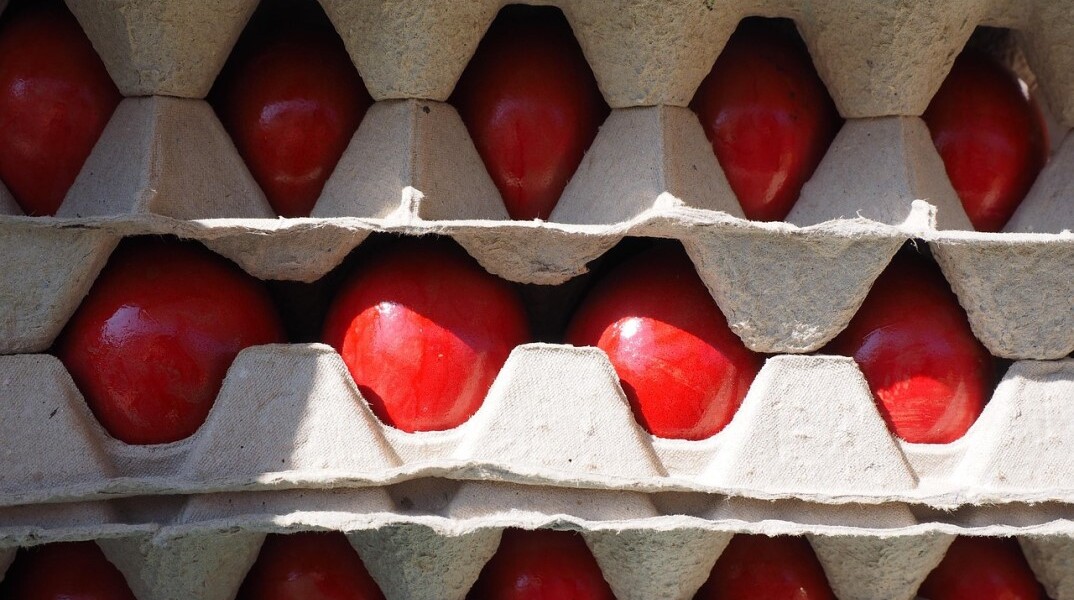 Κόκκινα αυγά εκτός ψυγείου