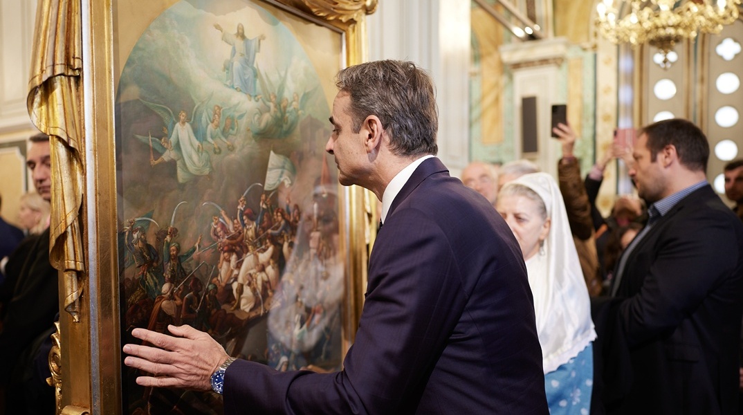 Ο Κυριάκος Μητσοτάκης ασπάζεται τον πίνακα «Έξοδος του Μεσολογγίου» του Βρυζάκη