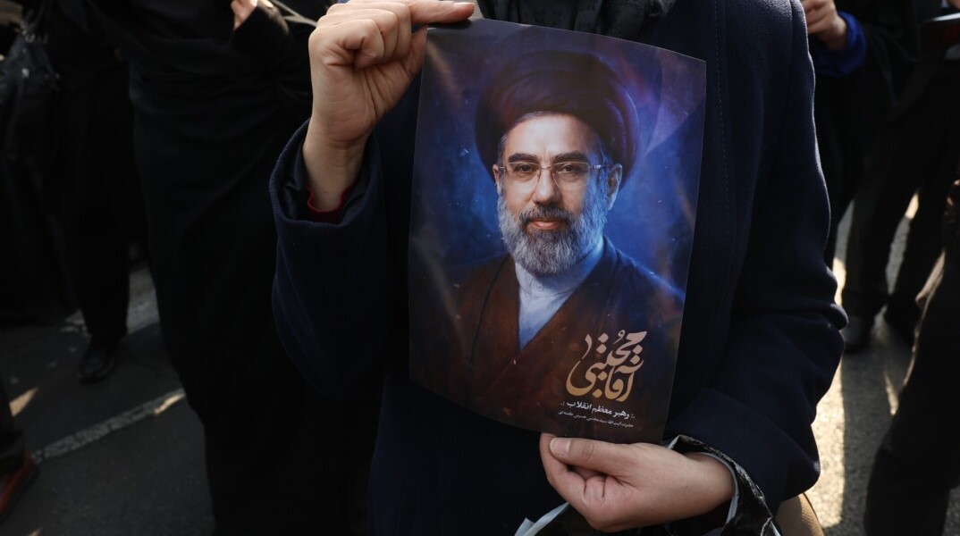 Υποστηρικτής του Μοτζτάμπα Χαμενεΐ στην Τεχεράνη