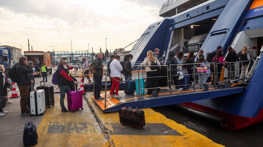 Πολίτες επιβιβάζονται σε καράβι