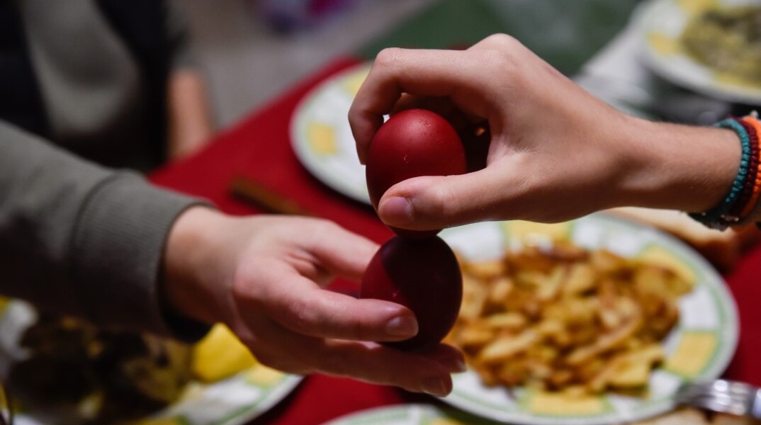 Τσούγκρισμα αυγών στο πασχαλινό τραπέζι