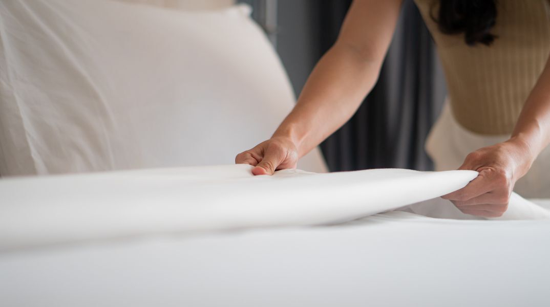 Μικροβιολόγος προειδοποιεί: Τα σεντόνια πρέπει να πλένονται εβδομαδιαίως στους 60°C για την αποφυγή αλλεργιών, μολύνσεων και συσσώρευσης ακάρεων σκόνης.