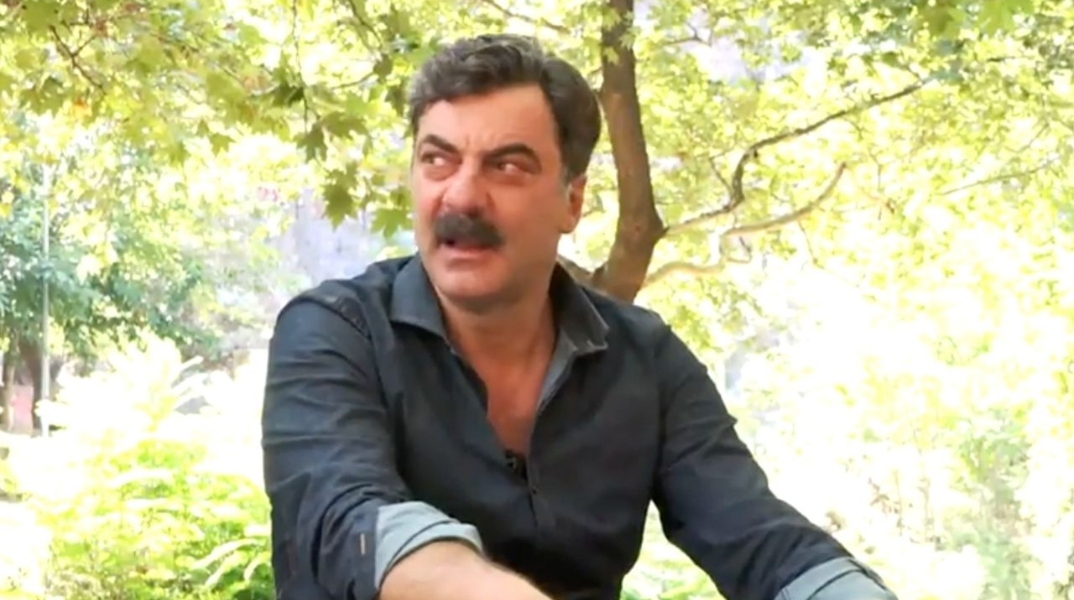 Ο Στάθης Μαντζώρος σε στιγμιότυπο από την τηλεοπτική σειρά Σασμός 