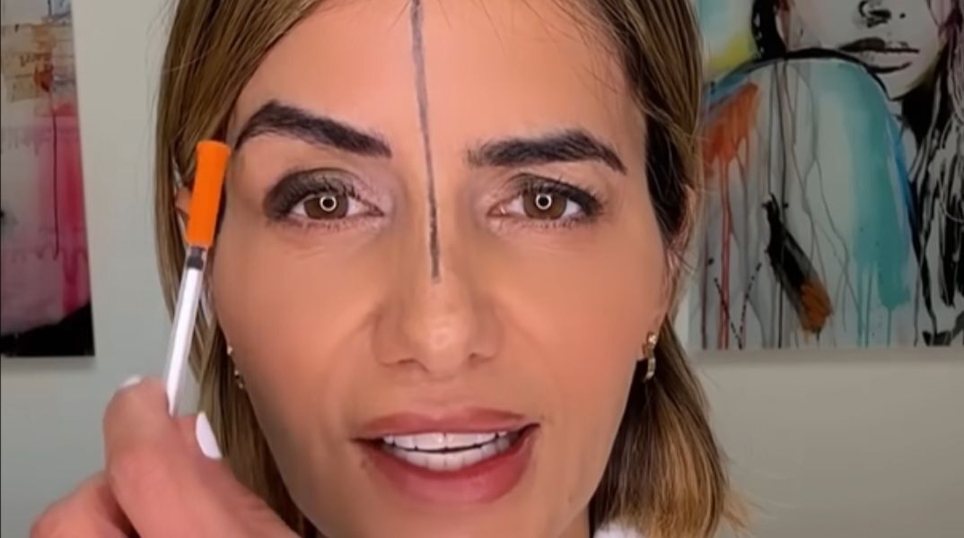 Γιατρός εφαρμόζει μπότοξ στη μισή πλευρά του προσώπου της, δείχνοντας τη διαφορά και εξηγώντας τη δράση των μυών και το lifting.