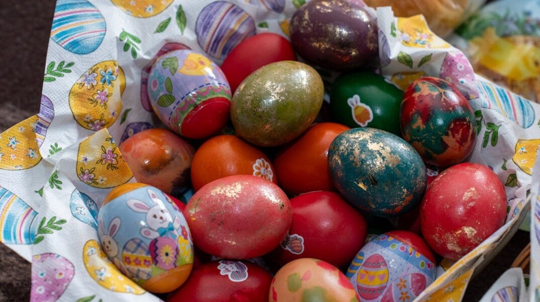 Βαμμένα πασχαλινά αυγά σε μπολ