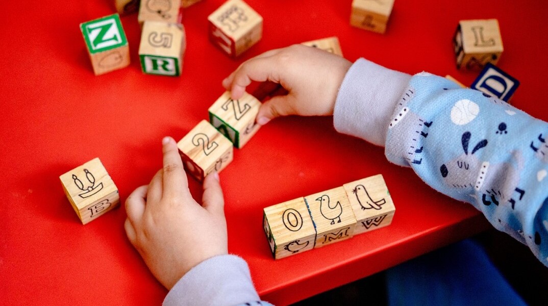 Παιδί παίζει με τουβλάκια