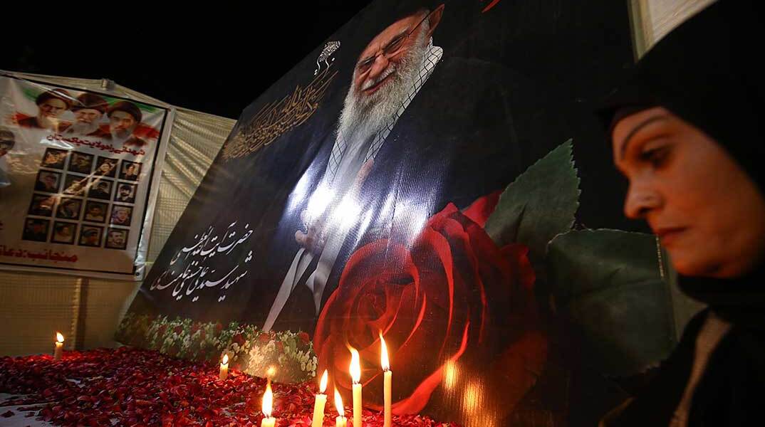 Μουσουλμάνα προσεύχεται για την κατάπαυση πυρός στο Ιράν