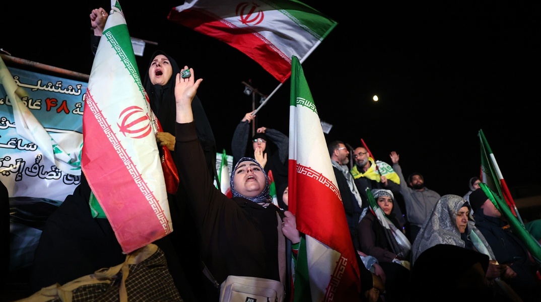 Ιρανοί με σημαίες πανηγυρίζουν την κατάπαυση πυρός