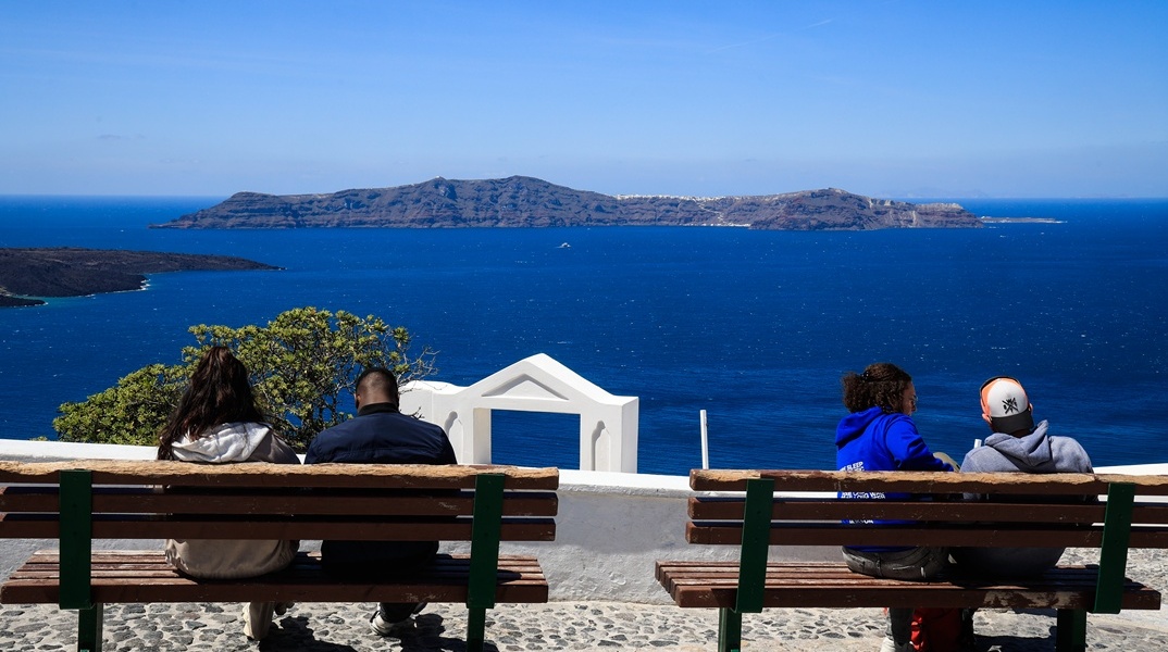 Πολίτες σε βεράντα στη Σαντορίνη