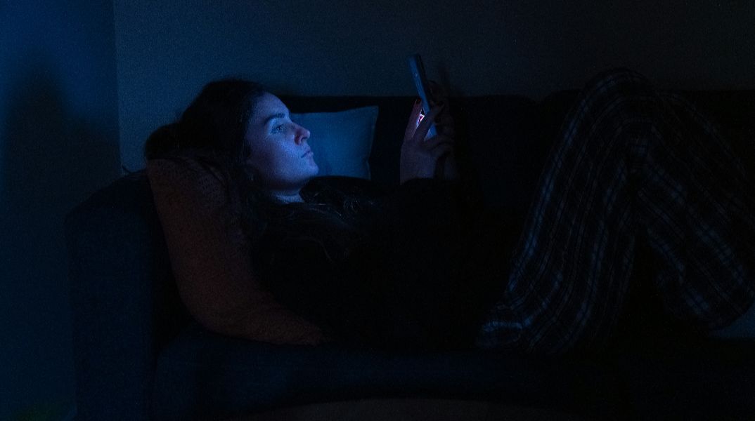 Τελικά το μπλε φως από το κινητό μπορεί να καταστρέψει τον ύπνο μας;