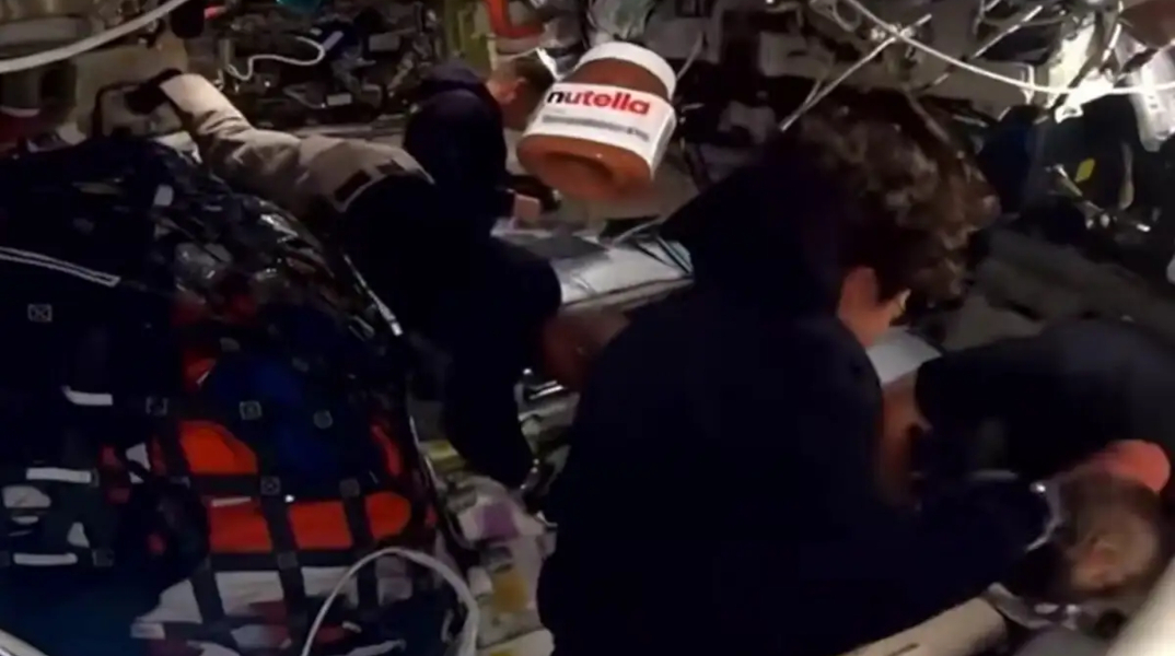 Ένα βάζο Nutella αιωρείται στο διαστημόπλοιο της NASA
