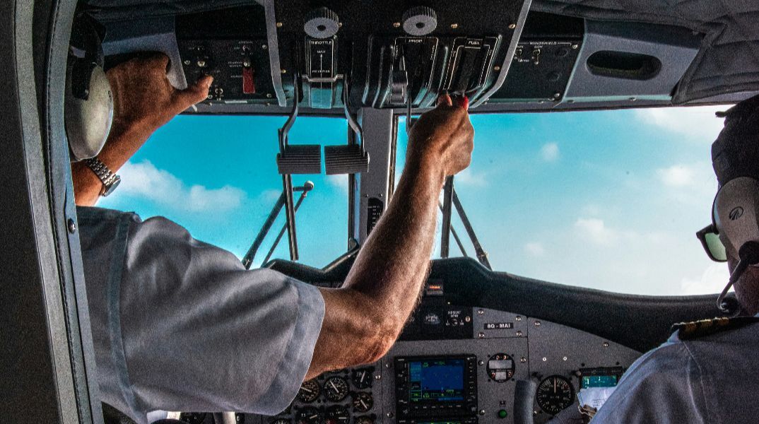 Έλληνας πιλότος γίνεται ξανά viral με τις ατάκες του - «Ήρθατε ατσαλάκωτοι»