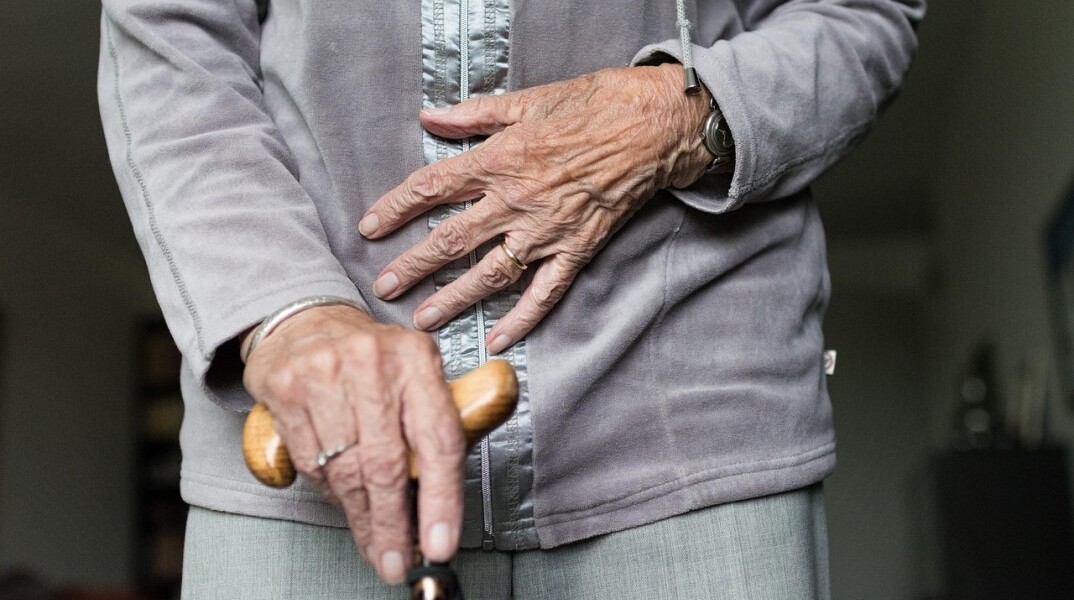 Ηλικιωμένος με μπαστούνι στο χέρι