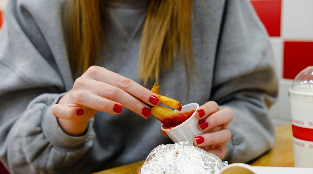 Ερευνητές στο Ιλινόις ανέπτυξαν μέθοδο που μειώνει την απορρόφηση λαδιού στις τηγανιτές πατάτες, διατηρώντας την τραγανή υφή τους μέσω ειδικών μικροκυμάτων