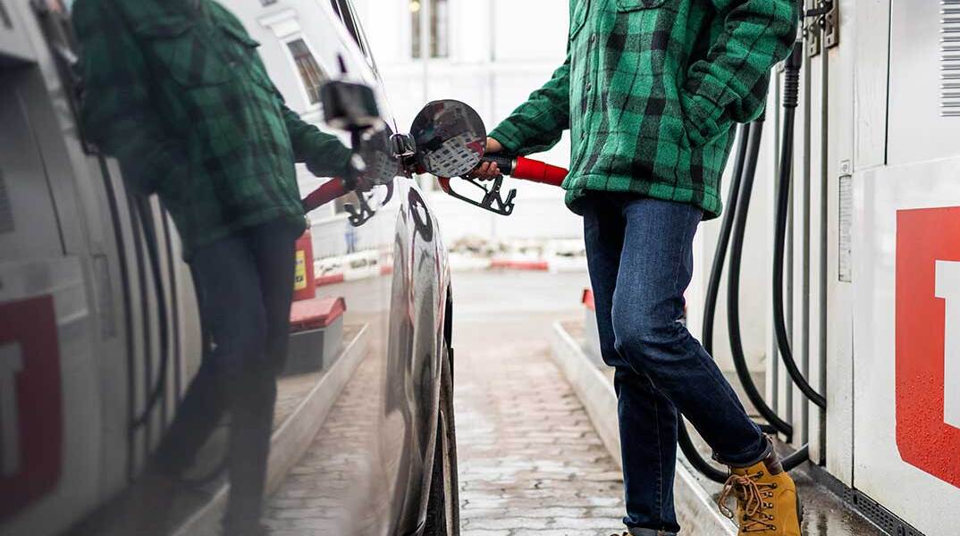 Οδηγός βάζει βενζίνη στο αυτοκίνητο