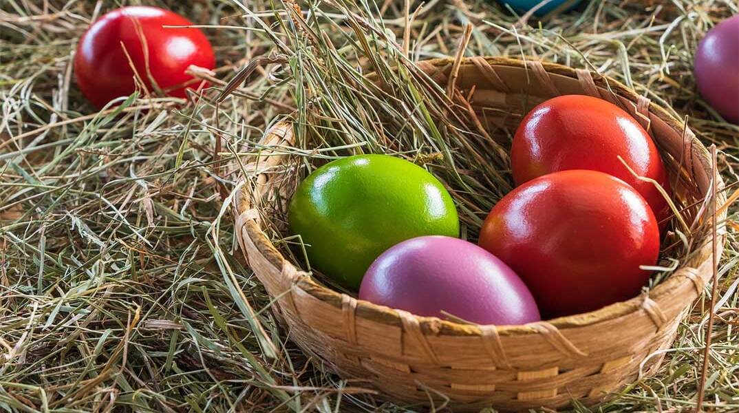 Βαμμένα πασχαλινά αυγά σε καλάθι