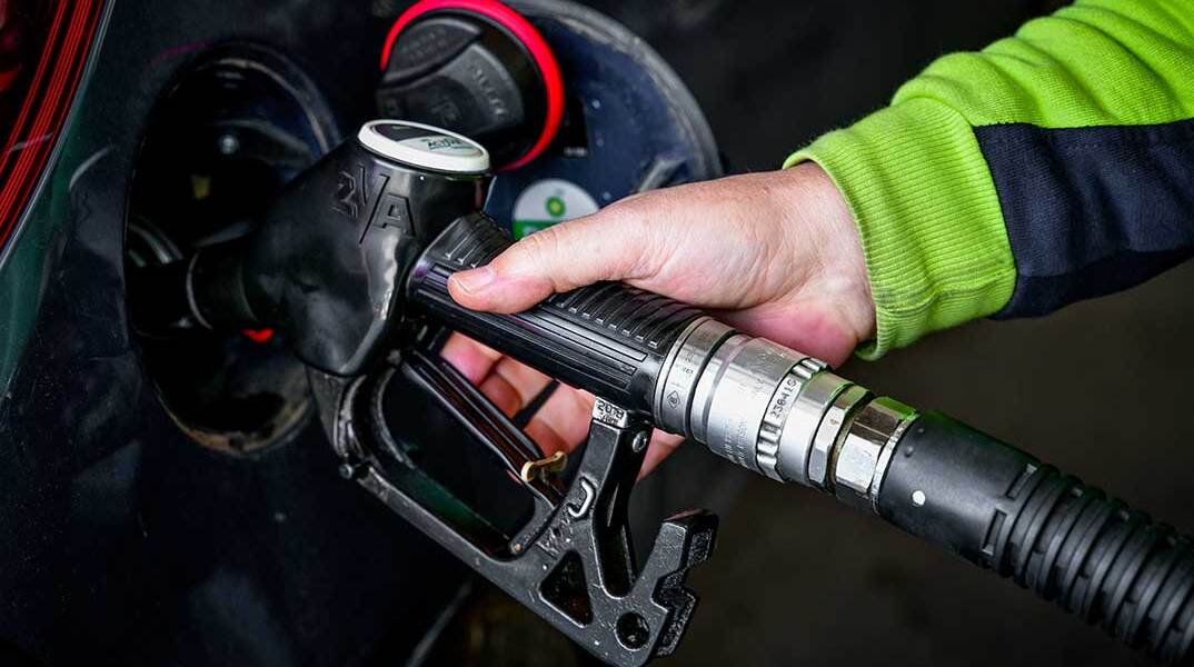 Εργαζόμενος σε πρατήριο υγρών καυσίμων βάζει βενζίνη σε αυτοκίνητο