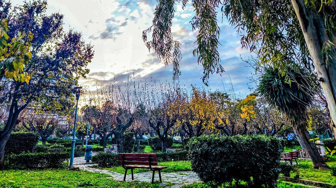 Με συννεφιά και βροχές ο καιρός τη Μεγάλη Παρασκευή - Πέφτει η θερμοκρασία