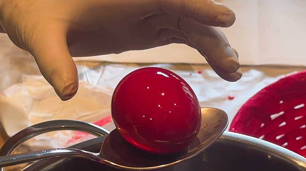 Βάψιμο κόκκινων αυγών τη Μεγάλη Πέμπτη