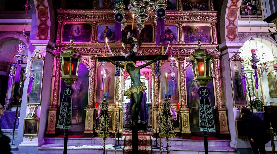 Ο Εσταυρωμένος σε εκκλησία τη Μεγάλη Πέμπτη