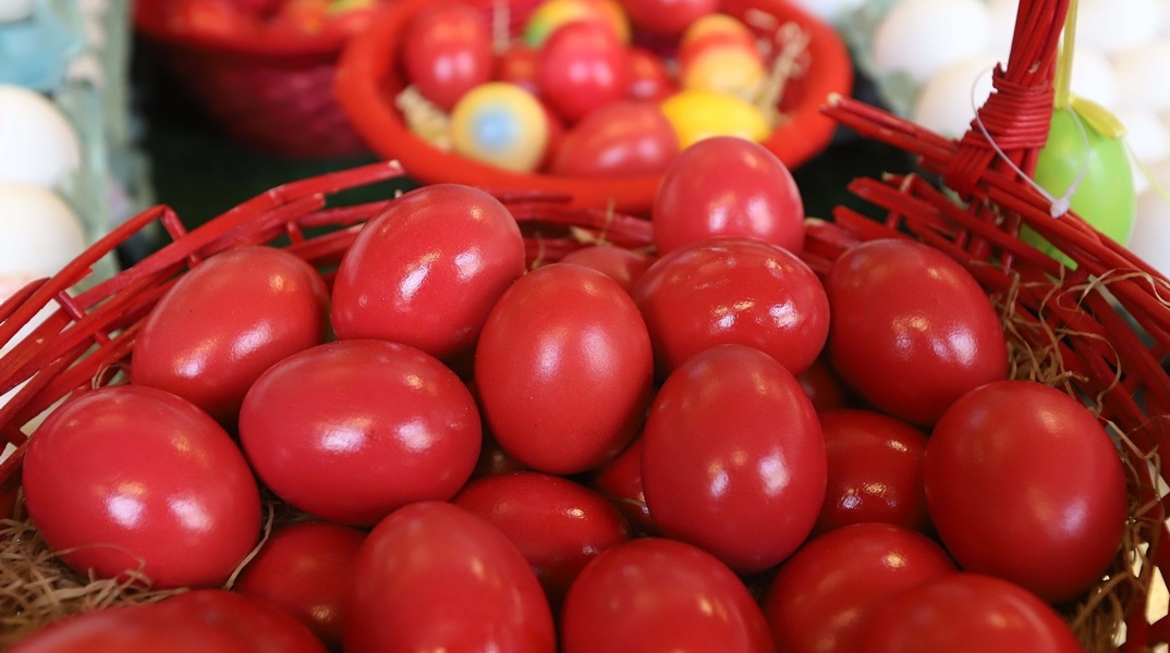 Καλάθι με βαμμένα κόκκινα αυγά
