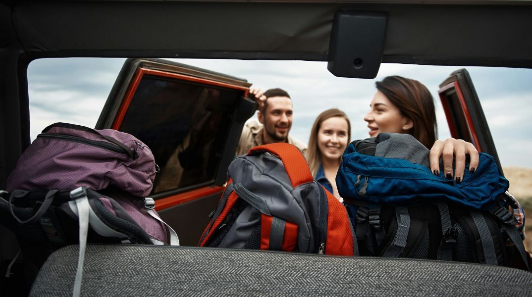 Συμβουλές για ασφαλή φόρτωση του αυτοκινήτου το Πάσχα: Πώς να τοποθετήσετε αποσκευές και κατοικίδια, η πίεση ελαστικών και η διαχείριση του βάρους στο ταξίδι.