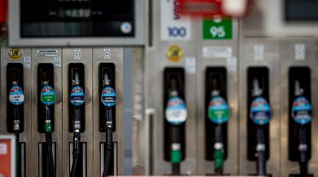 Οι τιμές πετρελαίου ανεβαίνουν ξανά λόγω φόβων ότι η εύθραυστη εκεχειρία ΗΠΑ-Ιράν θα καταρρεύσει και τα Στενά του Ορμούζ θα παραμείνουν κλειστά.