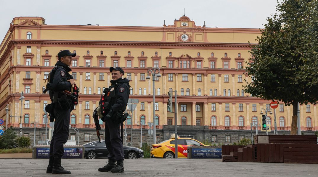 Σύλληψη δημοσιογράφου στη Ρωσία με την κατηγορία της προδοσίας - Η FSB τον κατηγορεί για συνεργασία με την Ουκρανία και κυβερνοεπιθέσεις σε υποδομές.