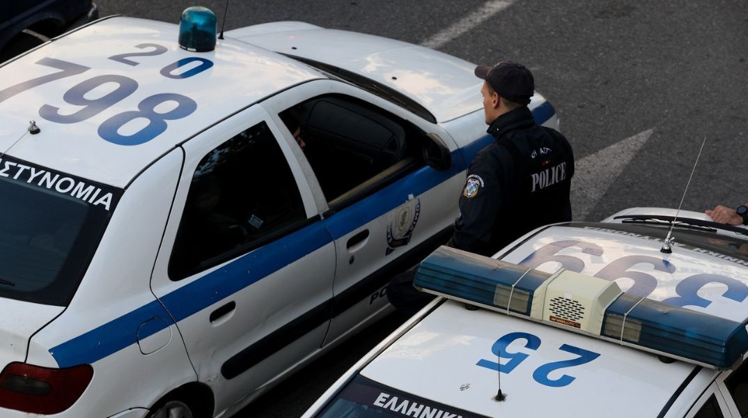 Τρεις συλλήψεις στη Χαλκίδα για αρχαία, ναρκωτικά και όπλα - Δικογραφίες για ακόμη 17 άτομα - Κατασχέθηκαν εκρηκτικά, βαλλίστρες και τμήμα αρχαίου κίονα.