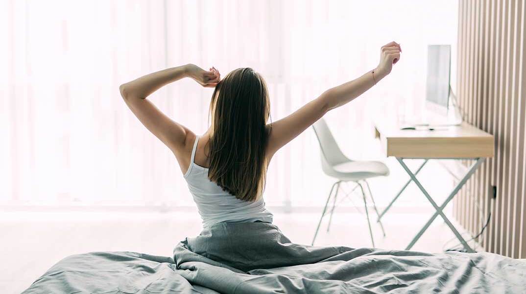 Πρωινό ξύπνημα στο κρεβάτι μετά τον ύπνο