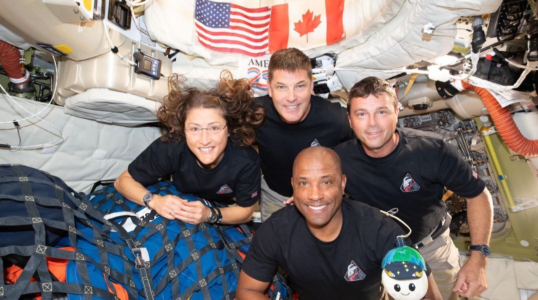 Οι αστροναύτες του Artemis II επιστρέφουν στη Γη μετά από 10 ημέρες στο διάστημα - Αναμένονται παρενέργειες όπως μυϊκή εξασθένηση και δυσκολία στην κίνηση.