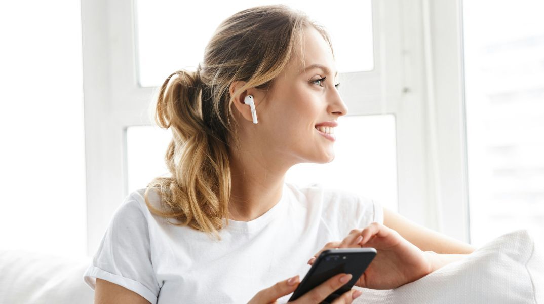 Νευροχειρουργοί προειδοποιούν για τα ηλεκτρομαγνητικά πεδία των ασύρματων ακουστικών, συνδέοντάς τα με κινδύνους για την καρδιά και το νευρικό σύστημα