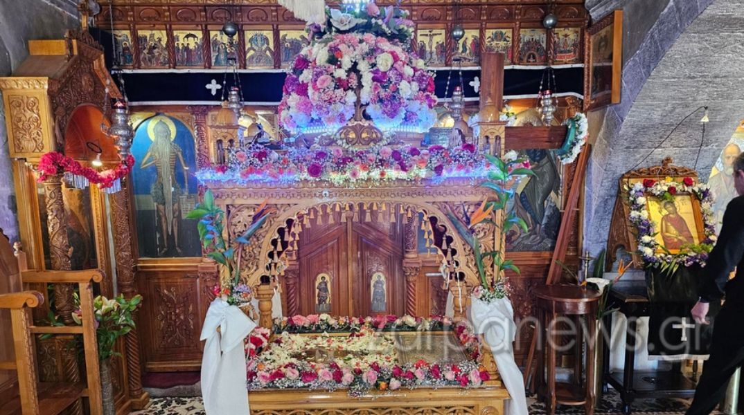 Στα Χανιά στόλισαν τον πιο... viral Επιτάφιο - Τοποθέτησαν λαμπάκια led στον τρούλο του