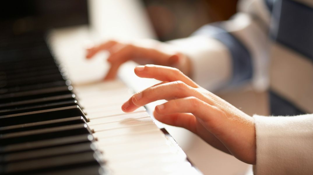 Έρευνα του Πανεπιστημίου Ρότσεστερ δείχνει ότι ο εγκέφαλος κατανοεί τη μουσική χωρίς εκπαίδευση, καθώς όλοι μαθαίνουν ασυνείδητα τους κανόνες της.