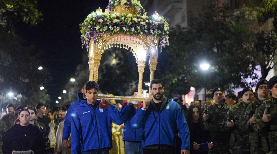 Οι αθλητές της Εθνικής πόλο ανδρών κουβάλησαν τον Επιτάφιο στην Αλεξανδρούπολη 