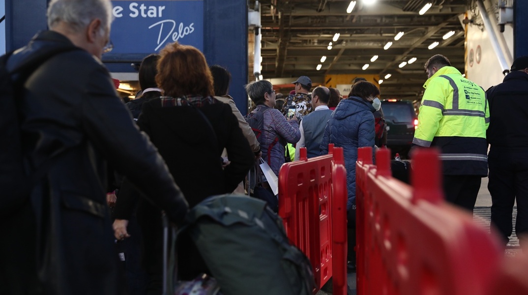 Εκδρομείς Πάσχα επιβιβάζονται σε πλοίο στο λιμάνι του Πειραιά