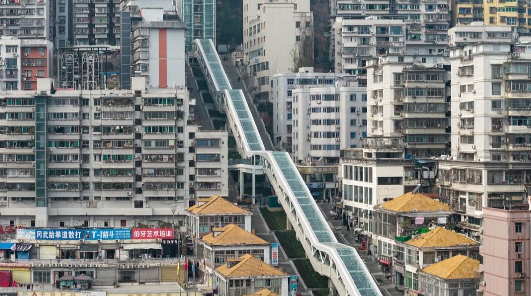 Αυτή είναι η μεγαλύτερη κυλιόμενη σκάλα στον κόσμο  - Πού βρίσκεται, η διαδρομή κρατά πάνω από 20 λεπτά